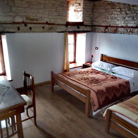 Ruols Guesthouse Gjirokaster Bagian luar foto