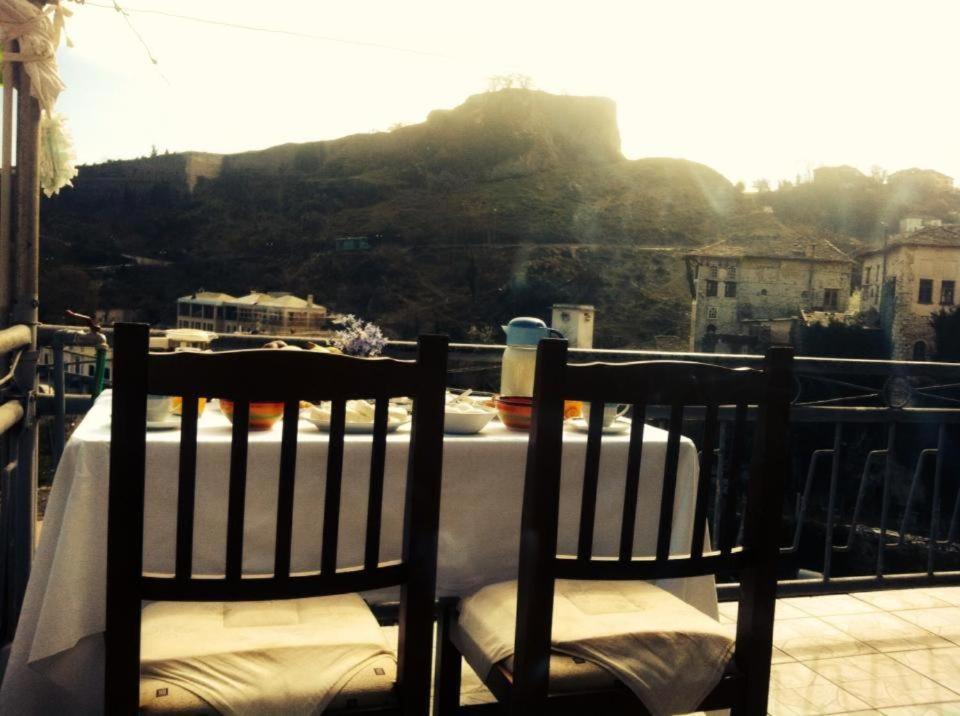 Ruols Guesthouse Gjirokaster Bagian luar foto
