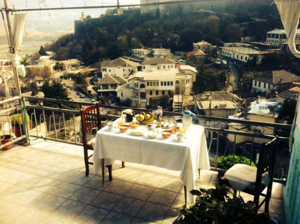 Ruols Guesthouse Gjirokaster Bagian luar foto