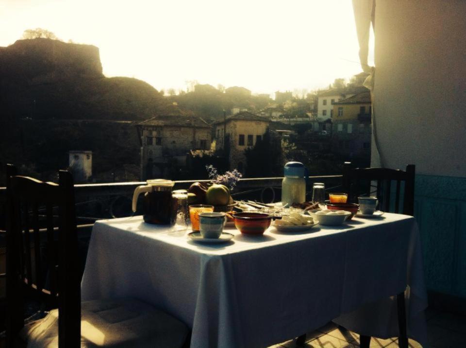 Ruols Guesthouse Gjirokaster Bagian luar foto