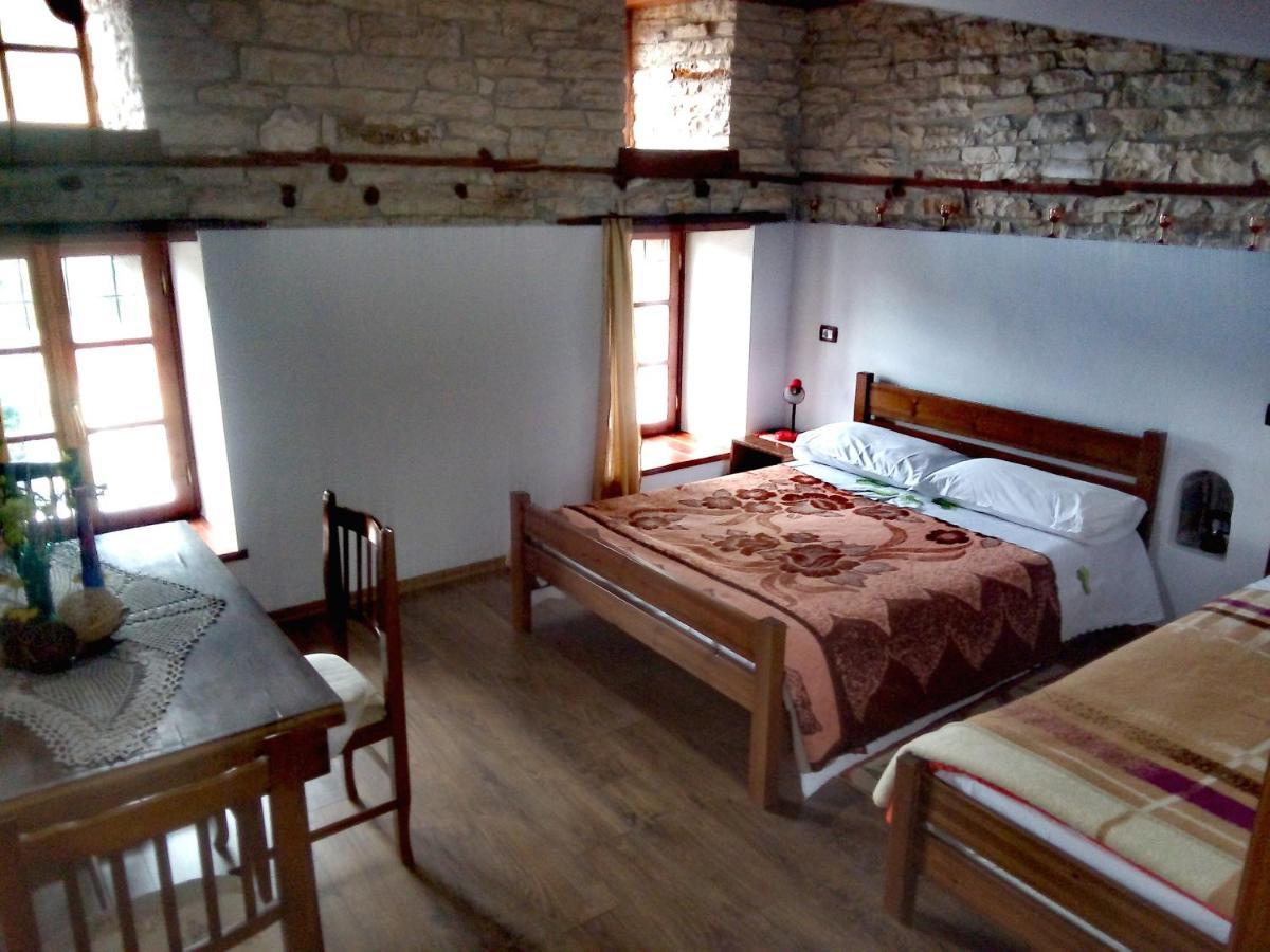 Ruols Guesthouse Gjirokaster Bagian luar foto