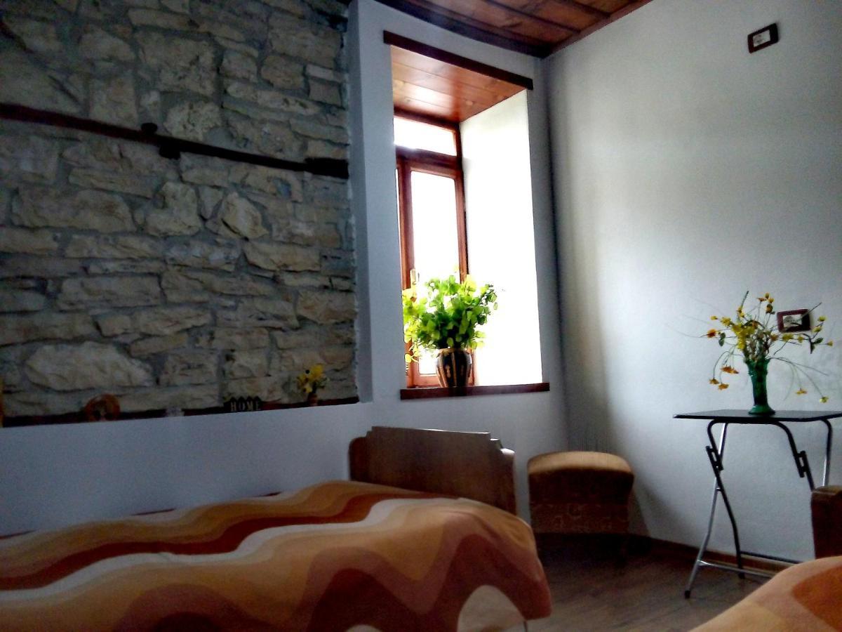 Ruols Guesthouse Gjirokaster Bagian luar foto