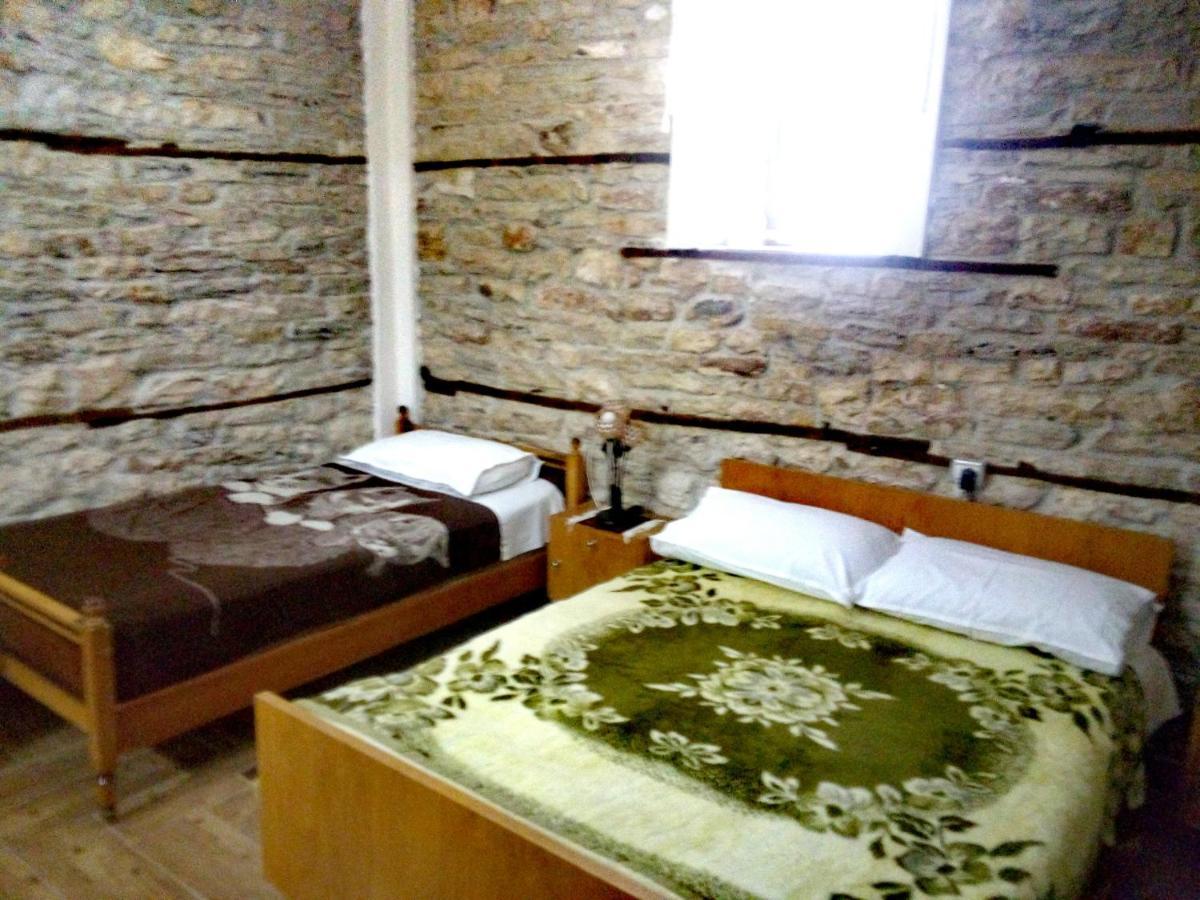Ruols Guesthouse Gjirokaster Bagian luar foto