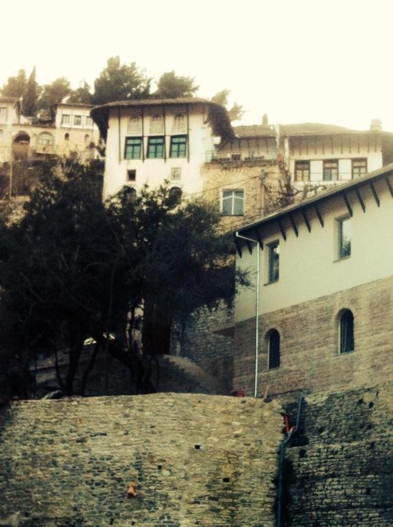 Ruols Guesthouse Gjirokaster Bagian luar foto