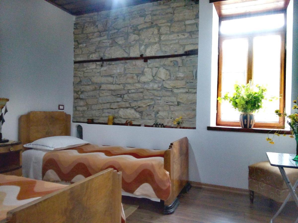 Ruols Guesthouse Gjirokaster Bagian luar foto