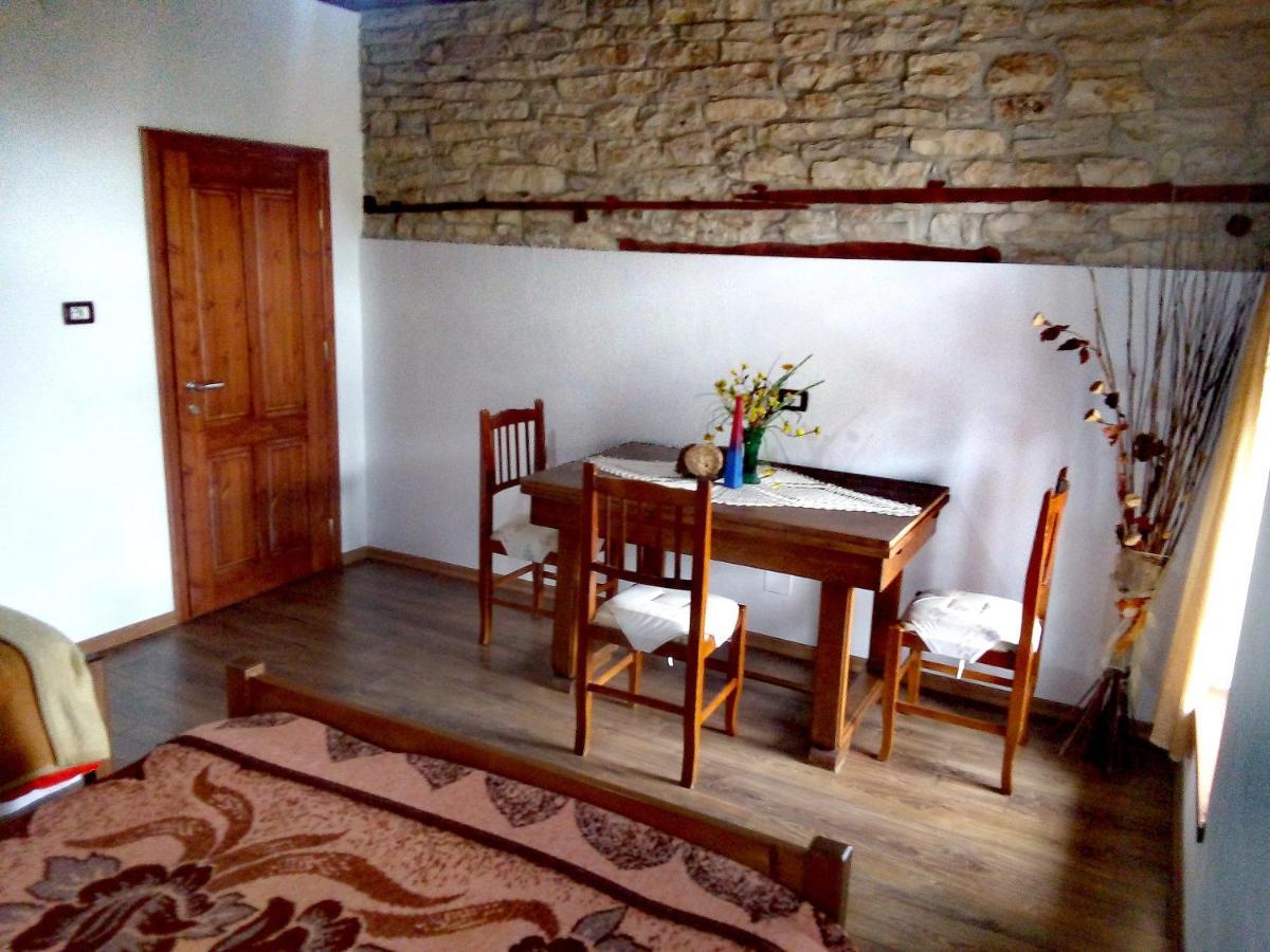 Ruols Guesthouse Gjirokaster Bagian luar foto