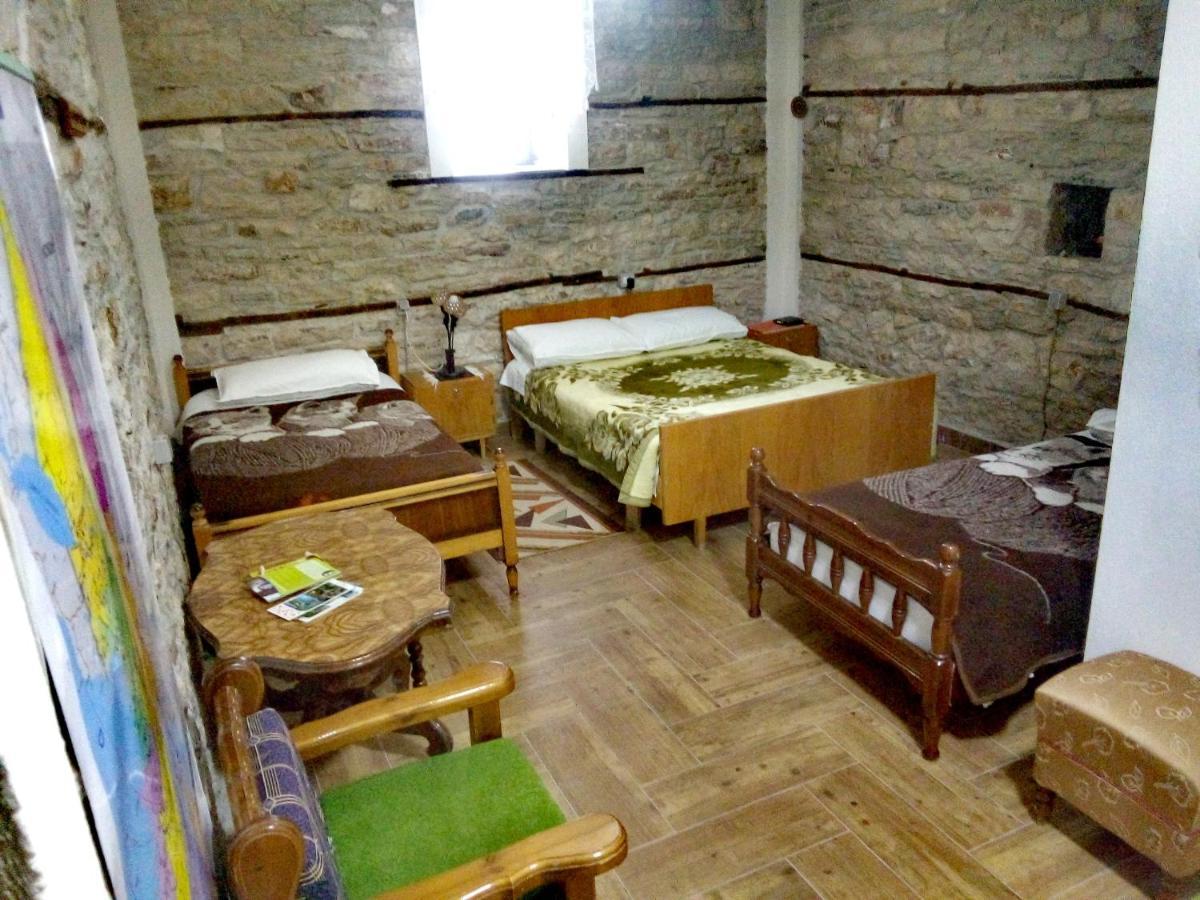 Ruols Guesthouse Gjirokaster Bagian luar foto