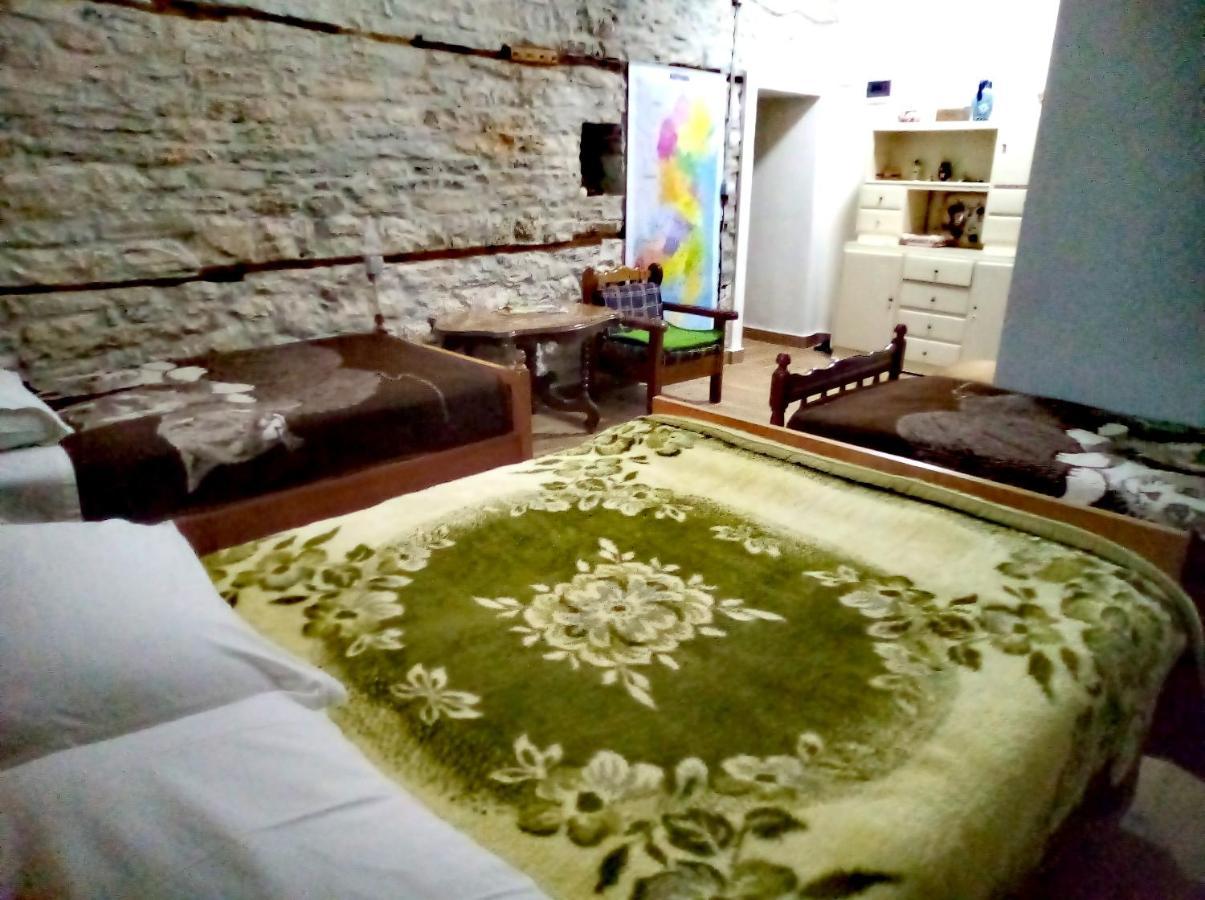 Ruols Guesthouse Gjirokaster Bagian luar foto