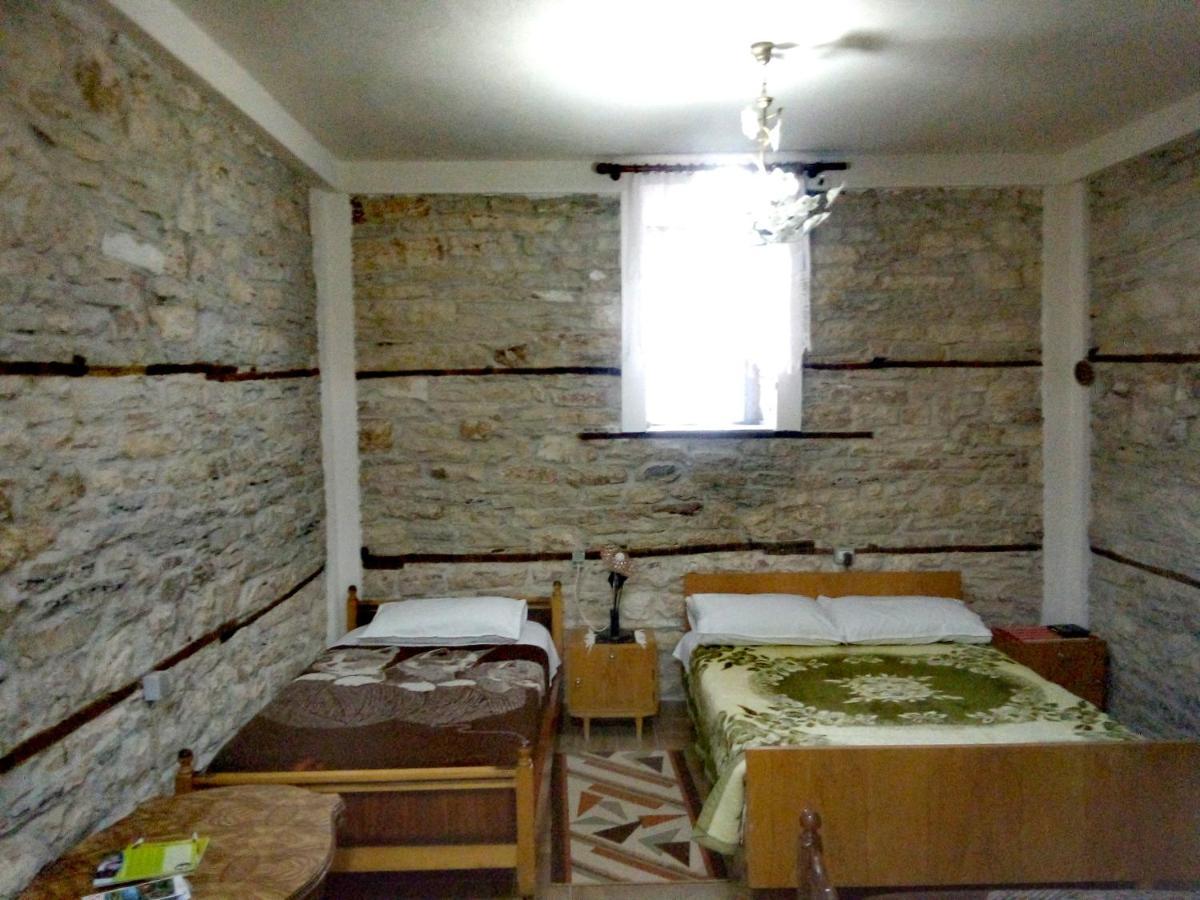 Ruols Guesthouse Gjirokaster Bagian luar foto