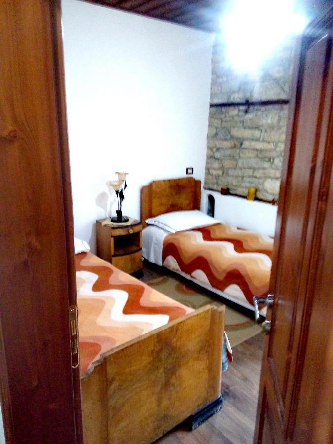 Ruols Guesthouse Gjirokaster Bagian luar foto