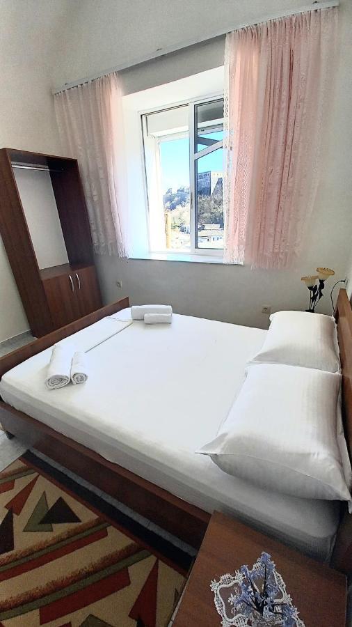 Ruols Guesthouse Gjirokaster Bagian luar foto