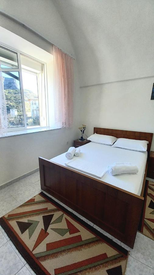 Ruols Guesthouse Gjirokaster Bagian luar foto